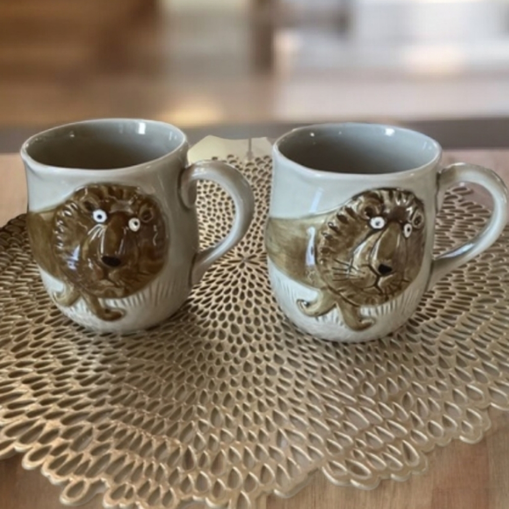 Vintage QUON Coffee Mugs beige lion is 3D mouse on tail in excellent shape